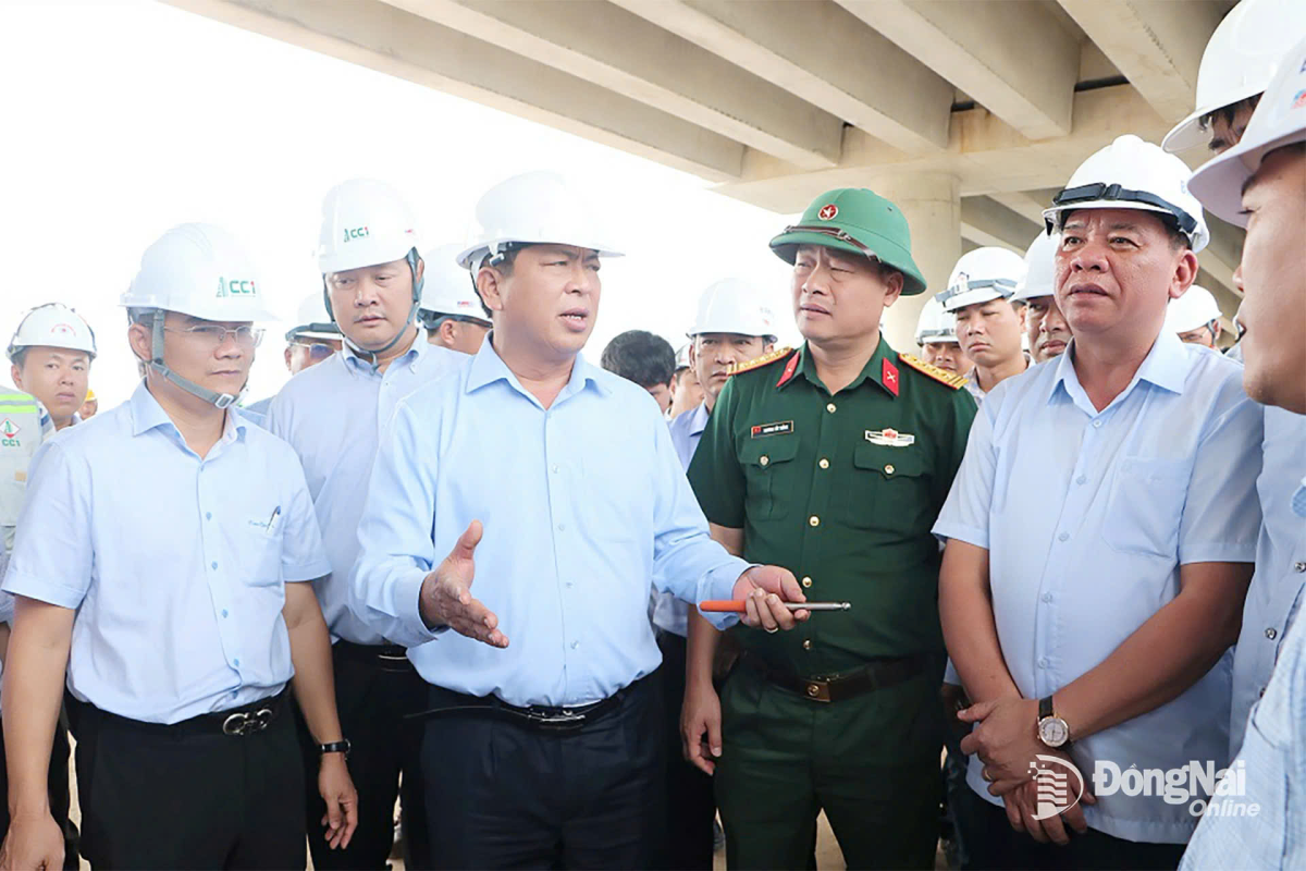 Bộ trưởng Bộ Xây dựng Trần Hồng Minh trao đổi với lãnh đạo tỉnh về tiến độ Dự án Đường cao tốc Biên Hòa - Vũng Tàu. (Ảnh: Cổng TTĐT tỉnh Đồng Nai)